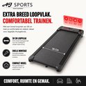 Zwarte AJ-Sports loopband met een breed loopvlak van 38 cm en een digitaal display.