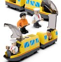 Gele trein met ramen en twee figuren, één met pilotenmuts en rode stropdas.