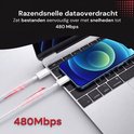 Witte gevlochten kabel met rode pijlen die snelheid aangeven, aangesloten op een telefoon en laptop. "Razendsnelle dataoverdracht" en "480 Mbps"