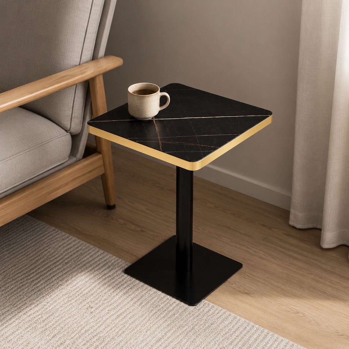 REDOM - Tafel - Vierkant tafelblad met marmerlook - Metalen frame met vierkante voetplaat - Modern - Eetkamer, bistro of café - MDF en metaal - Zwart - 60 x 60 x 74 cm