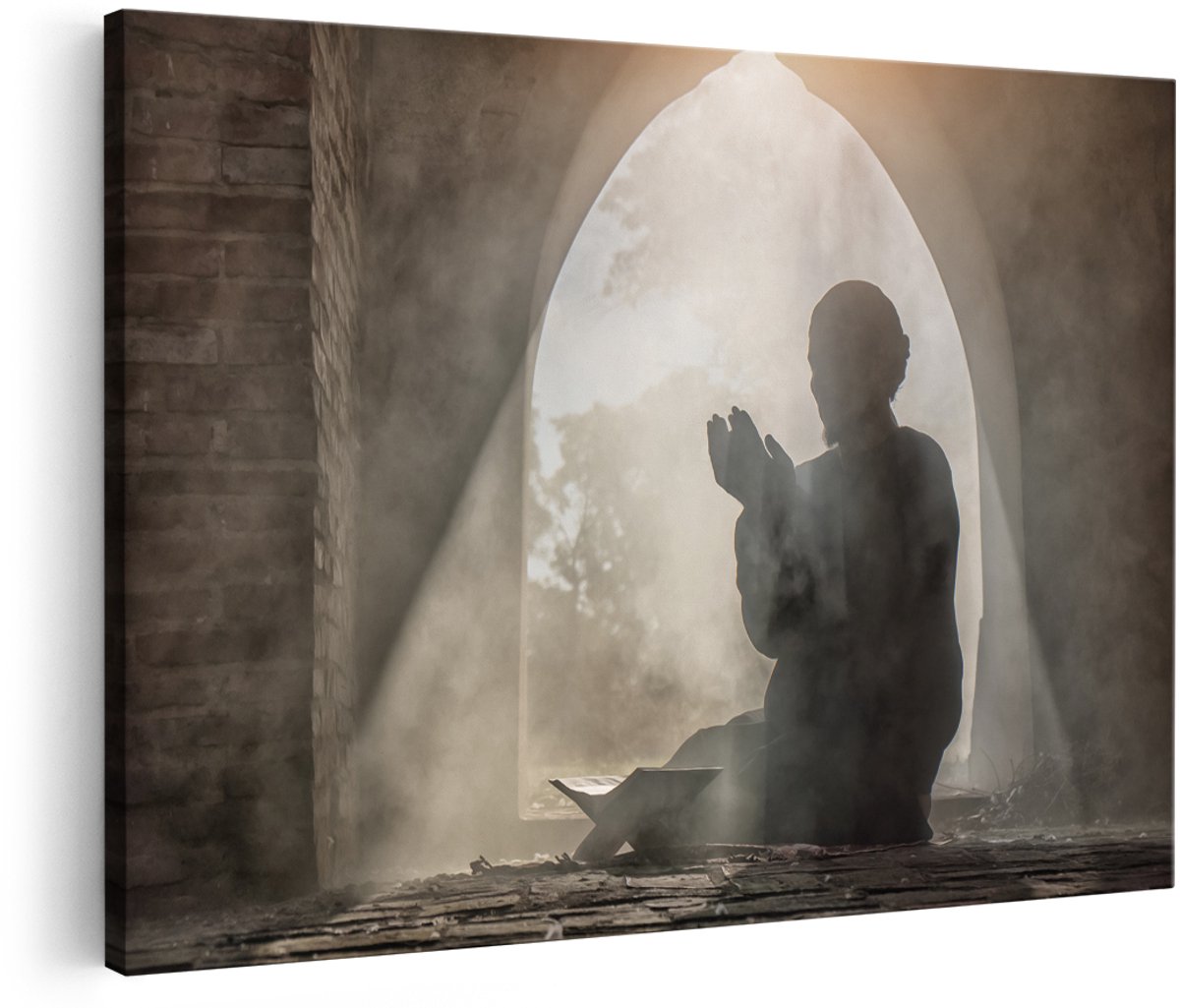 Artaza Canvas Schilderij Biddende Man In Een Oude Moskee - 150x100 cm - Groot - Wanddecoratie Woonkamer - Schilderijen - Muurdecoratie