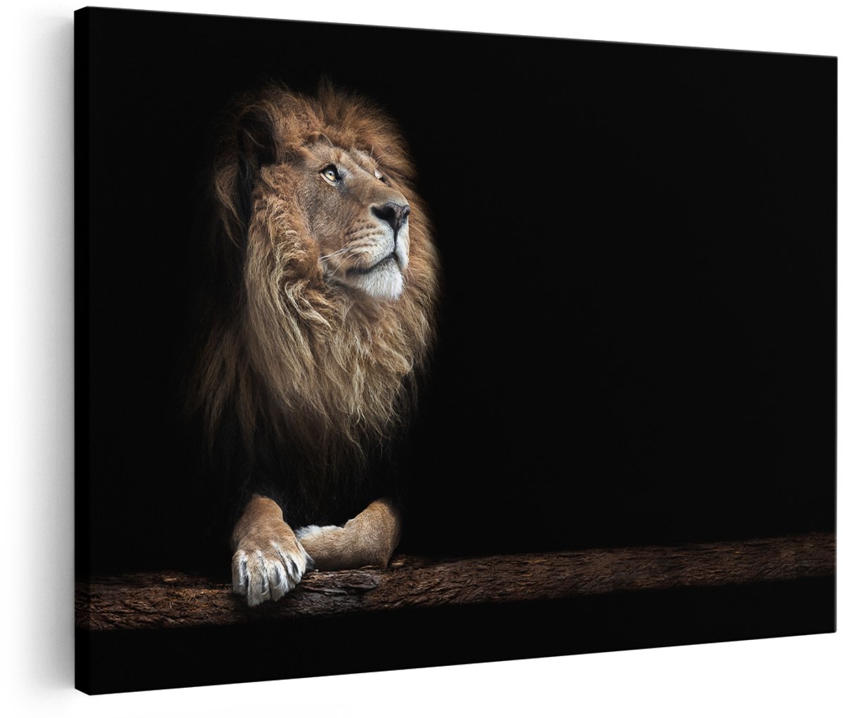 Artaza Canvas Schilderij Leeuw in het Donker op een Boomstronk - 150x100 cm - Groot - Foto Op Canvas - Wanddecoratie Woonkamer