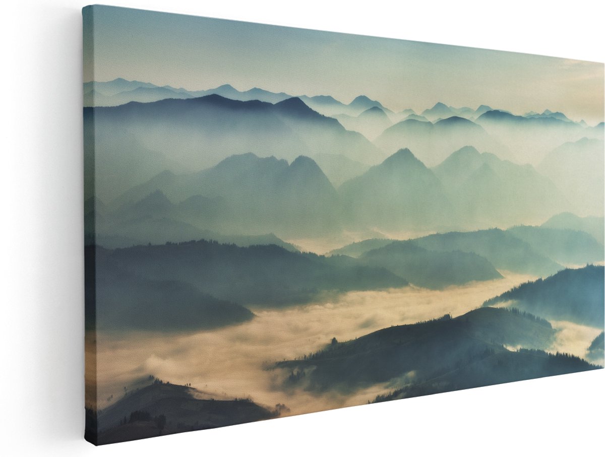 Artaza Canvas Schilderij Heuvel Landschap Tijdens De Mist - 160x80 cm - Groot - Wanddecoratie Woonkamer - Schilderijen - Muurdecoratie