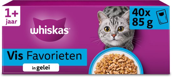 Verpakking Whiskas met 40 porties van 85g, vis selectie in gelei. Een grijze kat kijkt naar een kom met visbrokjes.
