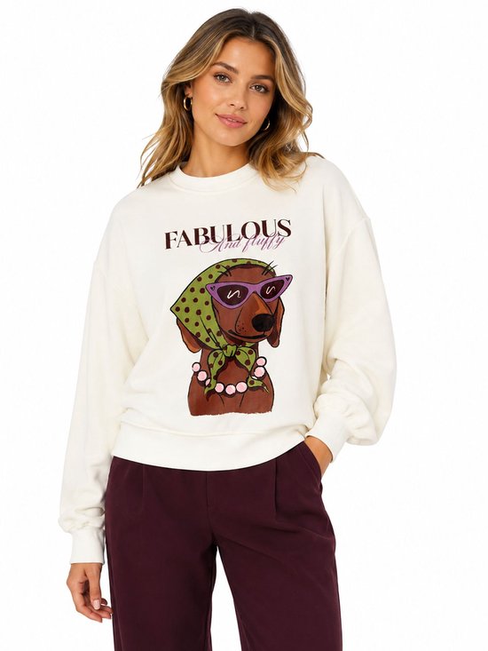 Crème sweater met print van een teckel met zonnebril, sjaal en parelketting. Tekst: 'FABULOUS And PUGGY'.