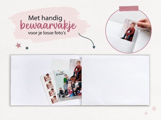 Een open schoolfotoboek met lege pagina's en een vak voor losse foto's. Tekst: "Met handig bewaarvakje voor je losse foto's".