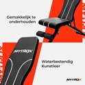 Close-up van zwarte halterbank met "Mytrox" logo. Waterbestendig kunstleer.