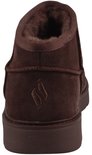Bruine suède Skechers Cozy Mini Slip-Ins laars met een S-logo op de hiel en een bruine zool.