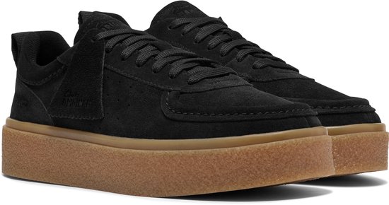 Zwarte suède veterschoenen met dikke crêpezool en suède 'clarks originals' label.