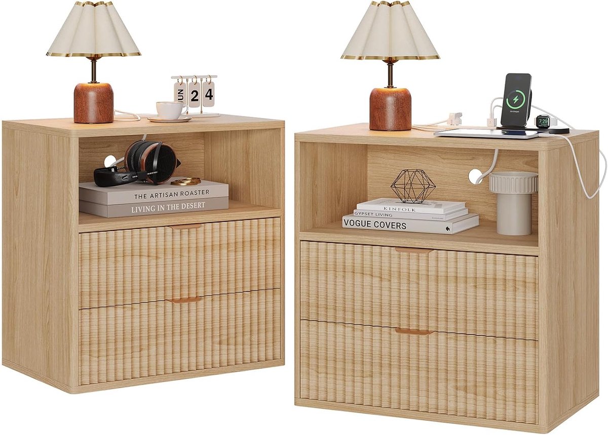 Set van 2 Nachtkastjes met Oplaadstation - Scandinavisch Design - Eiken Look met Gouden Handgrepen - Geribbelde Ladefronten - 2 Lades & Open Vak - 56 x 40 x 61 cm