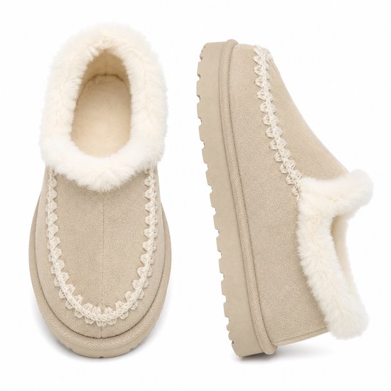 Paar beige suède pantoffels met crème bontvoering en gebreide rand, van voren en opzij gezien.