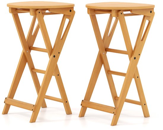 Twee houten inklapbare barkrukken naast elkaar, op witte achtergrond.