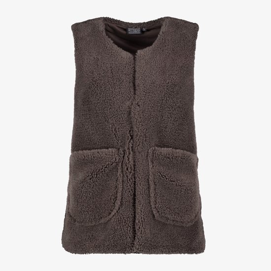 Donkerbruin teddy gilet met V-hals, knoopsluiting en twee opgestikte zakken.