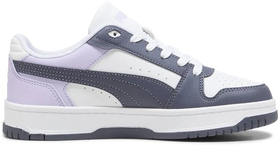 Zij aanzicht van een witte, grijze en paarse Puma sneaker.