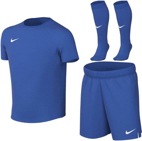 Blauw Nike team sportset: shirt met korte mouwen, short en sokken, met witte Nike logo's.