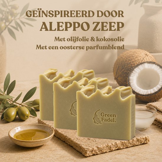 Groene zeep met ingedrukte tekst 'Green Fadel'. Naast olijven, olijfolie, kokosnoot en een kopje, is het op een rustieke ondergrond geplaatst.