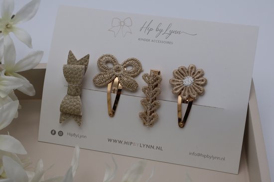 Set van vier gouden haarspeldjes met strik, strik met kraaltjes, takje en bloem.