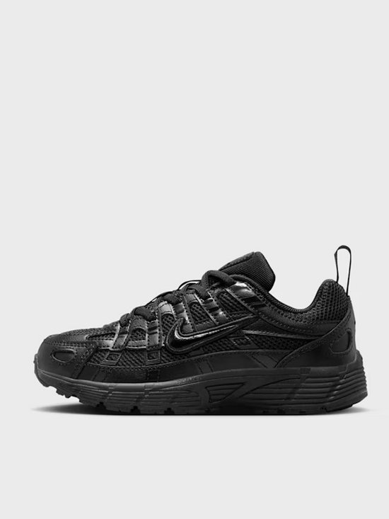 Zwarte Nike P-6000 sneaker, zijkant.