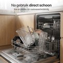 Glazen kan en to-go beker van een blender in de vaatwasser.