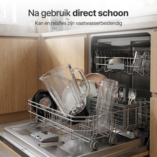 Glazen kan en to-go beker van een blender in de vaatwasser.
