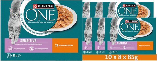 Verpakking van 10 x 8 x 85g PURINA ONE SENSITIVE kattenvoer met kip en wortelen. Een kat staat naast de maaltijd.