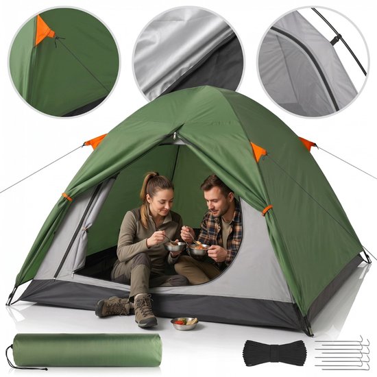 Groene 2-persoons tent met oranje accenten. Een stel zit binnenin. Getoond met accessoires: draagtas, touw, haringen.