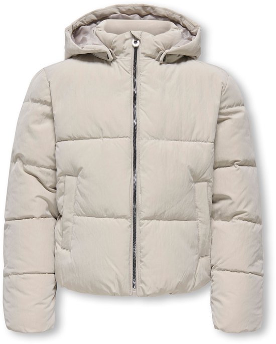 Voorkant van een beige korte pufferjas met capuchon en zwarte rits.
