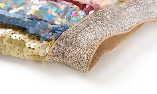 Close-up van de glimmende tailleband en pailletten in goud, blauw en roze.