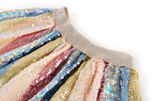 Close-up van de tailleband en pailletten van een rok in pastelkleuren.