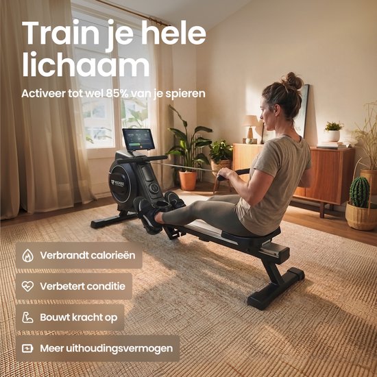 Vrouw traint op een zwarte roeitrainer in een woonkamer, met tekst over spieractivatie.