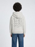 Achterkant van een jongen in een lichtgrijze hoodie met grafische print en Petrol Industries-tekst.