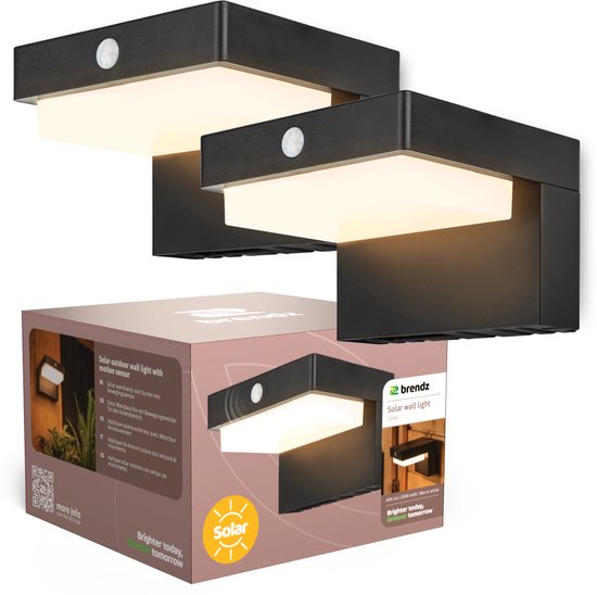 Twee zwarte buitenlampen van Brendz met warm wit licht en bewegingssensor. Verpakt in doos met beschrijving.