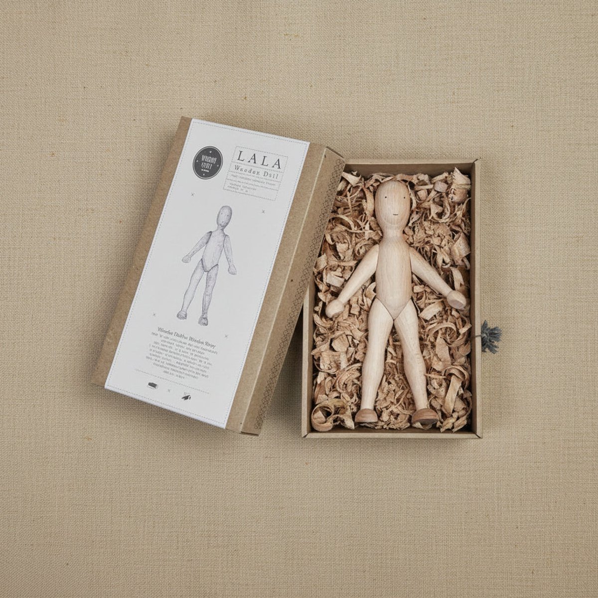 Houten beukenpop met jurk