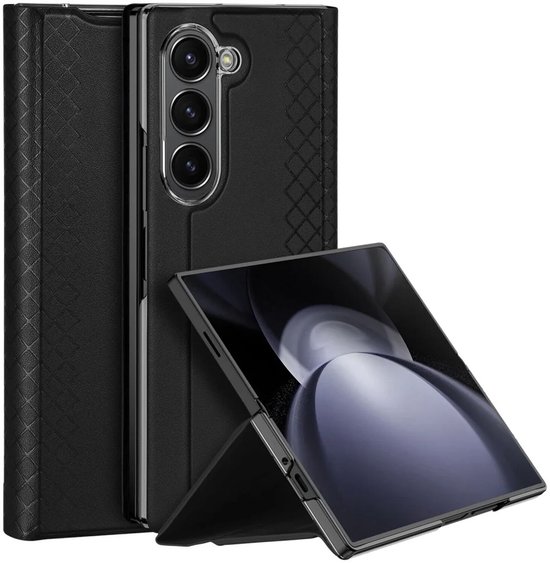 Zwarte telefoonhoes, gedeeltelijk opengeklapt in standaardmodus, naast een gesloten hoes. Tekst: 'Galaxy Z Fold6 5G'.