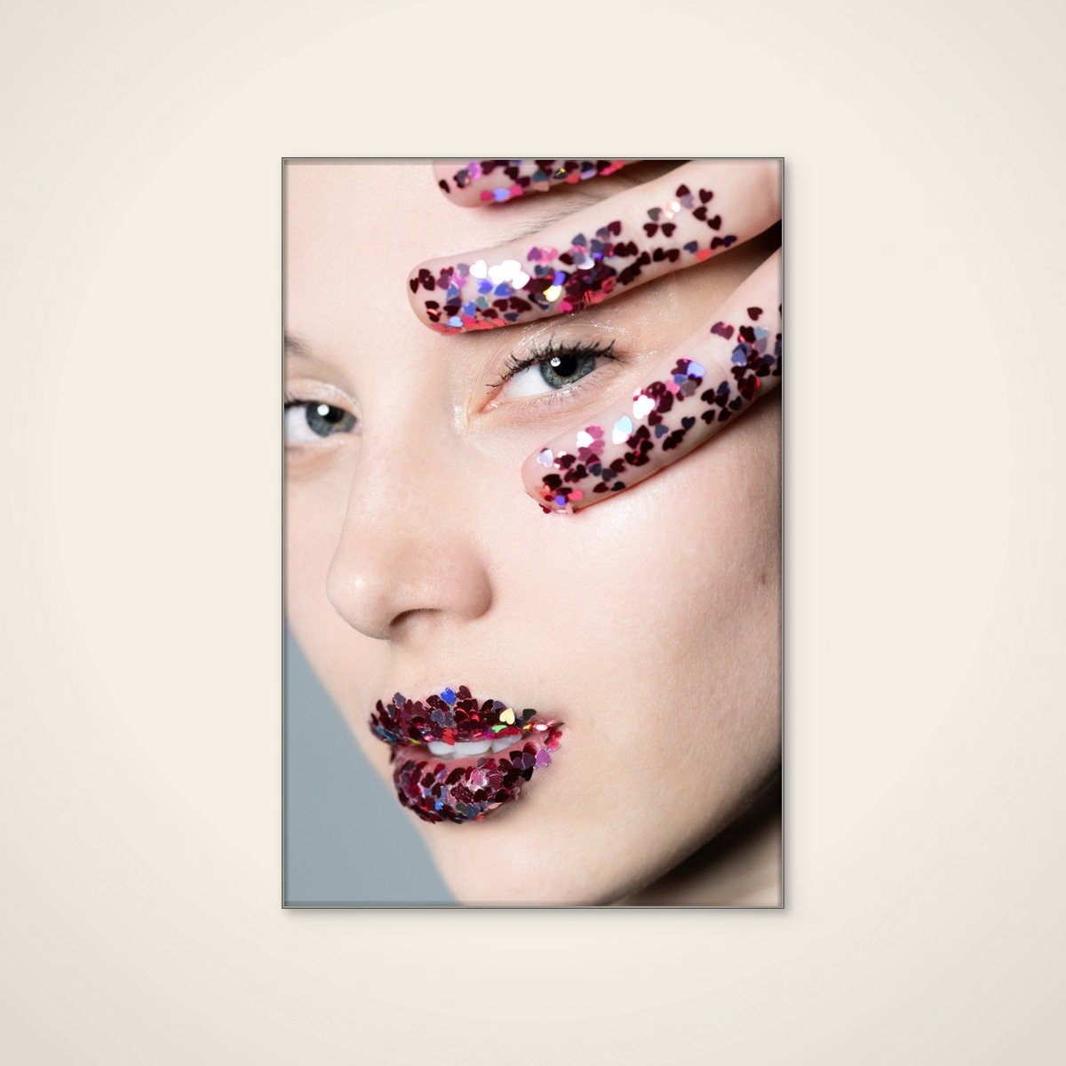 Akoestisch schilderij - 80 x 120 cm - Glitter Heart Lips van Andrea Ventura - Abstracte wanddecoratie - zilver textielframe