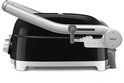 Zwarte contactgrill met glanzende afwerking en chroom accenten, deksel open met handvat.