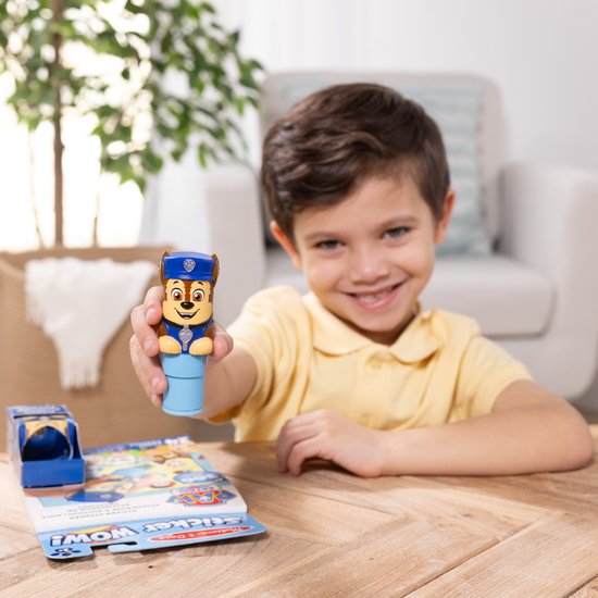 Jongen met een PAW Patrol Chase stickerstempel in de hand.