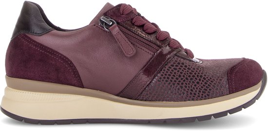 Bordeauxrode sneaker van Gabor met rits en veters. Suède en glanzende panelen. Beige zool.