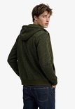 Achterkant van de olijfgroene, gemêleerde fleece hoodie met capuchon op een model.