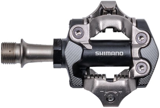 Shimano SPD pedaal met zwarte behuizing, zilverkleurige metalen kooi en lijnen op de zijden.