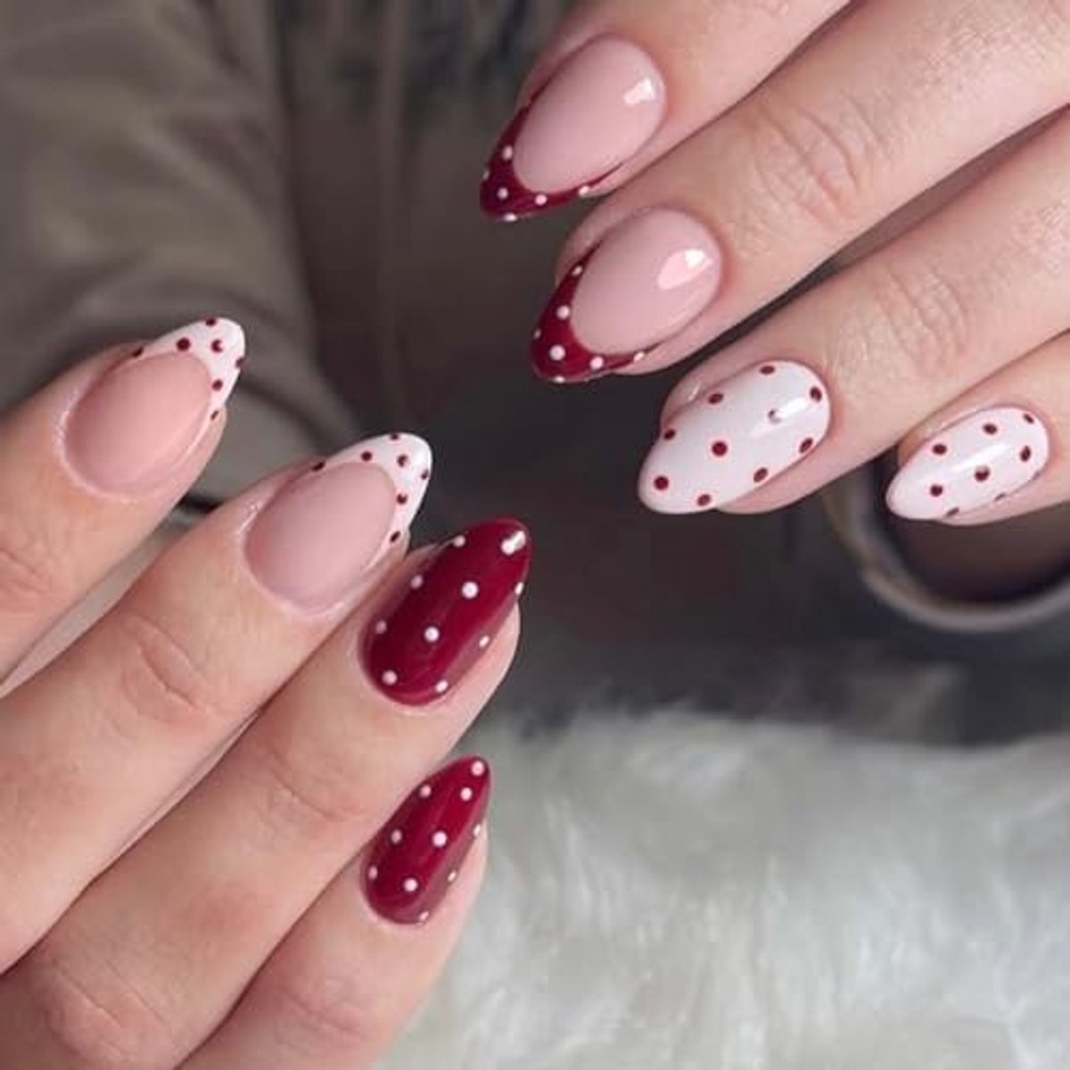 24 stuks polka dot Press-on nagels, medium amandel wit-rode Franse nagels, Press-ons met Polka Dots Design, Herbruikbare Kunstmatige, Volledige Cover