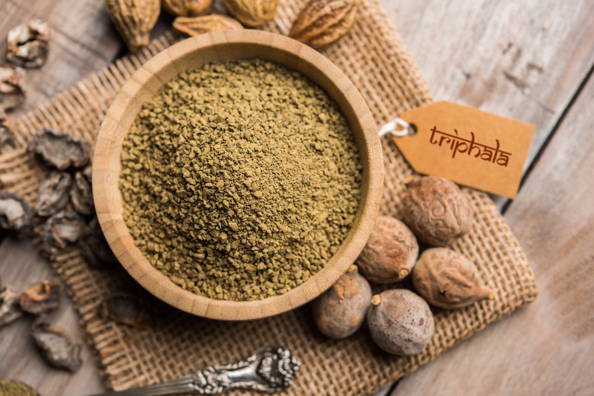 Triphala Poeder Biologisch 500 gram – Churna – Amla Bibhitaki Haritaki – Ayurvedisch Supplement – Spijsvertering, Darmgezondheid (Spiruella)