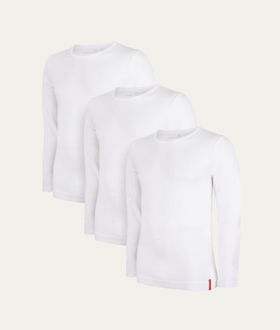 Trois t-shirts blancs Undiemeister à manches longues et col rond, avec un détail rouge sur l'ourlet du t-shirt avant.