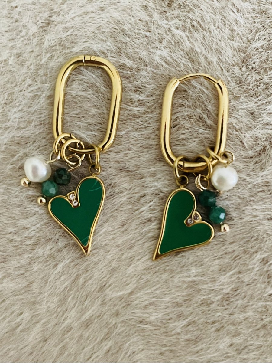 Oorbellen groen hartje met pareltje en steentjes