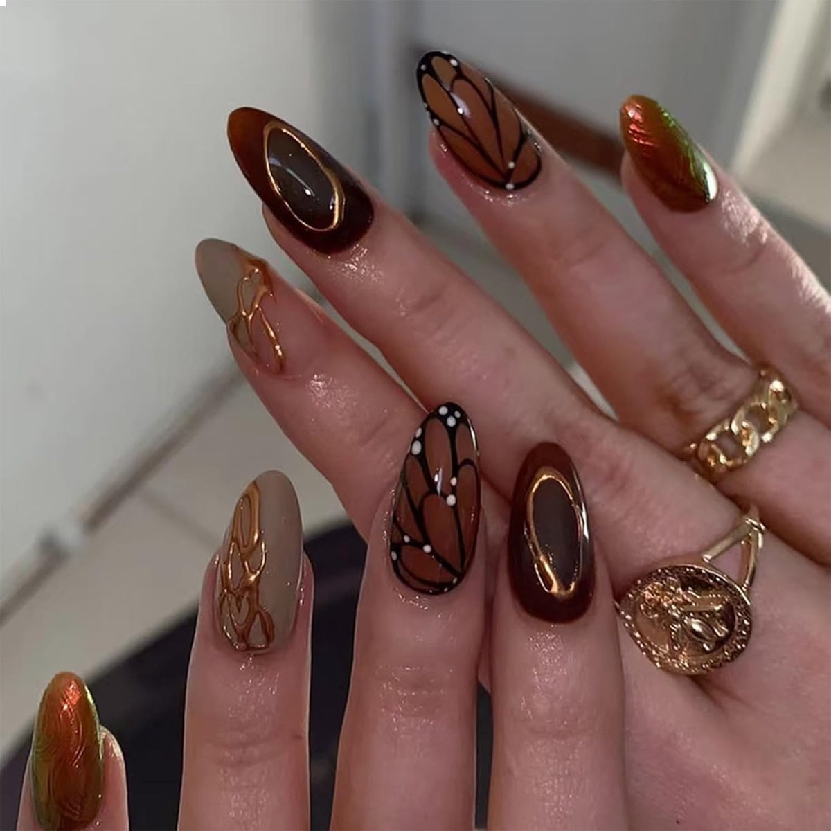 24 stks Herfst Press-On Nagels Medium Amandel Valse Nagels Bruin Press-on Kunstnagels Met Vlinder En Streep Ontwerp Herfst Nagels