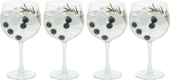 Vier gin tonic glazen met ijs, bosbessen en rozemarijn.