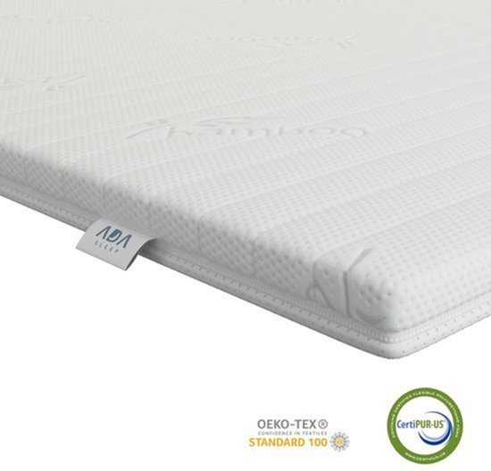 Gros plan d'un surmatelas ADA SLEEP en mousse froide blanc avec les labels OEKO-TEX et CertiPUR-US.