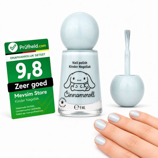 Lichtblauwe Cinnamoroll nagellakfles met kwastje, close-up van gelakte nagels en een Prüfheld-sticker met score 9,8.