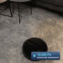 Zwarte robotstofzuiger op grijs tapijt met tekst '10.000 Pa Krachtige Zuigkracht'.