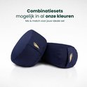 Twee donkerblauwe yoga bolsters, een ronde en een langwerpige, met gouden pauwenveer logo's.